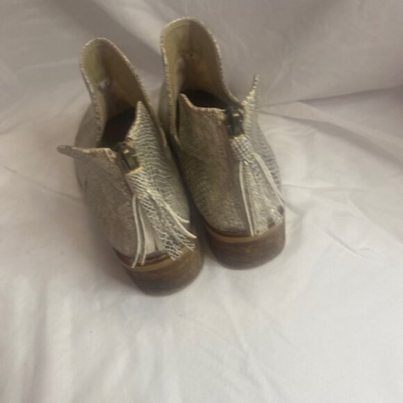 CHA CHA Metallic (Silver) LEATHER Booties, size 7 - Picture 5 of 7